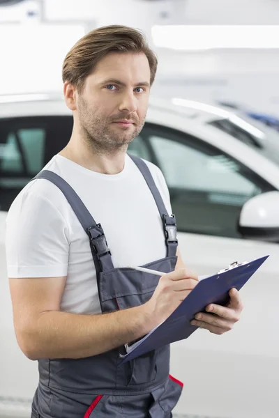 Auto mechanic schrijven op Klembord — Stockfoto