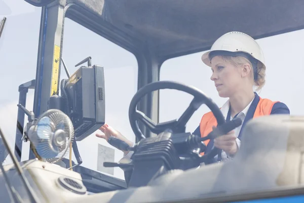 Worker operating forklift truc — Stock Photo, Image