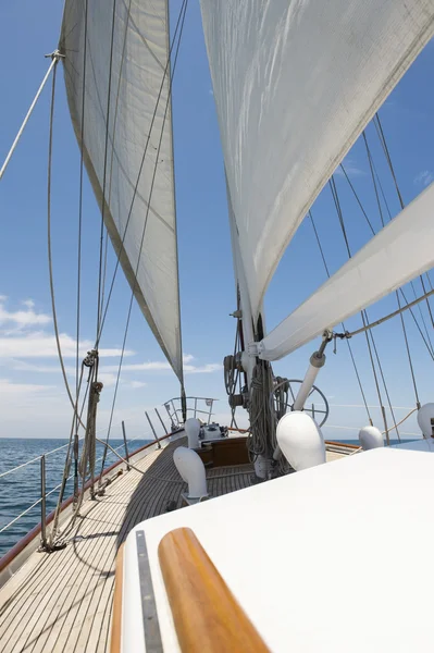 Yacht sailing in sea — Stock Photo, Image