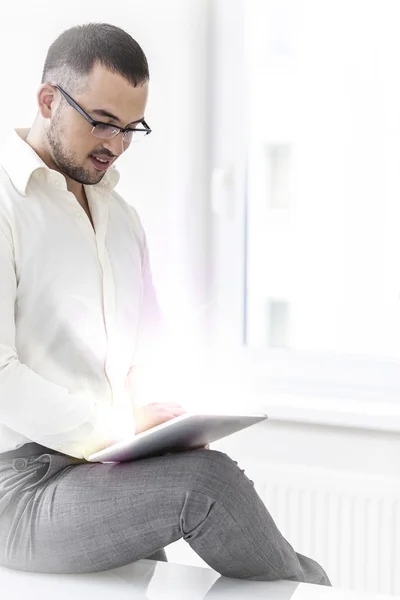 Geschäftsmann nutzt Tablet-Computer — Stockfoto