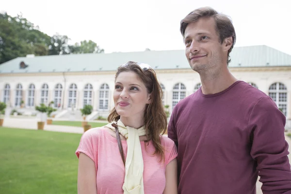 Tourist couple smiling outdoors — Stock Photo, Image