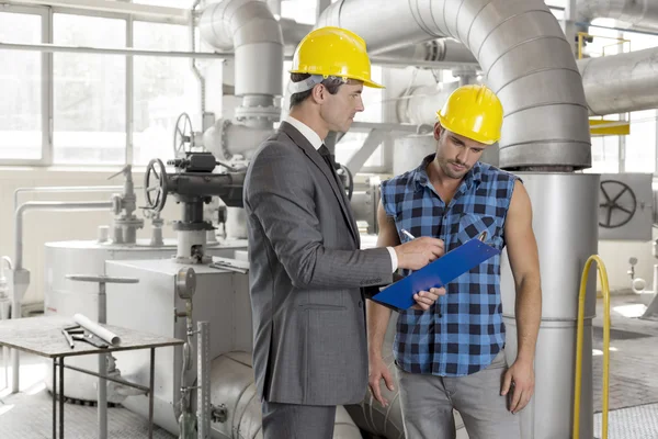 Manager with worker discussing — Stock Photo, Image