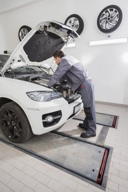 Tamirci araba motoru tamir ediyor