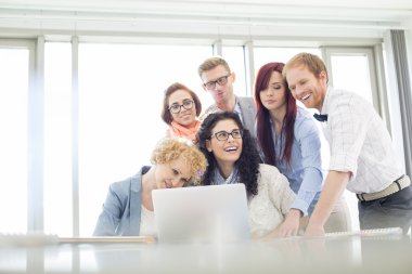 İş arkadaşları belge analiz dizüstü bilgisayar ile