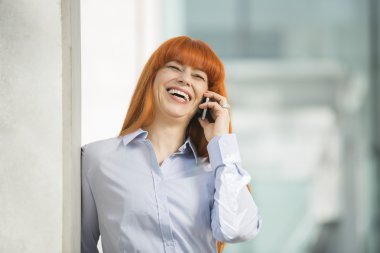 cep telefonuyla konuşurken iş kadını