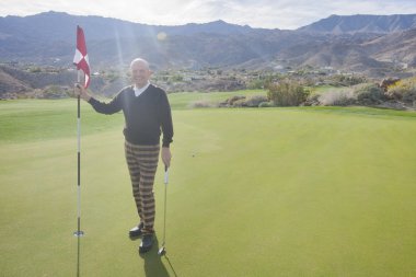 üst düzey erkek golfçü holding bayrak
