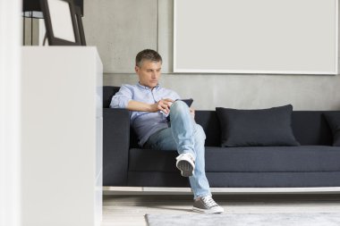 Orta yaşlı adam Tablet Pc kullanma