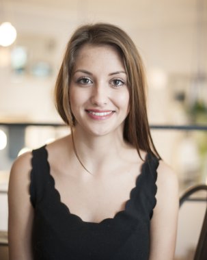 kafede gülümseyen kadın