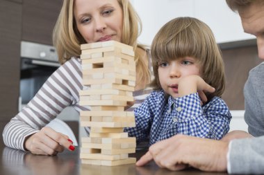 Aile tahta bloklarla oynama