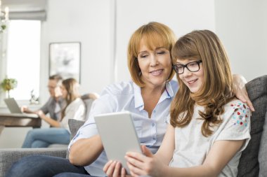 Anne ve kızı dijital tablet kullanma