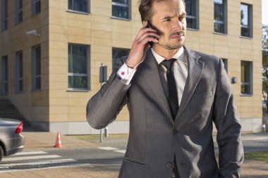 Cep telefonu kullanan bir iş adamı.