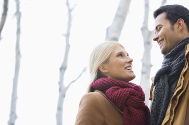 Birbirine bakan bir çift.