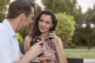 Genç çift el ele tutuşuyor.