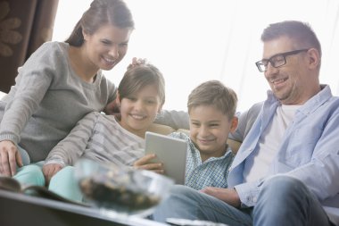 Dijital tablet kullanan aile