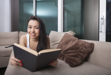 Kadın kitap okuyor.