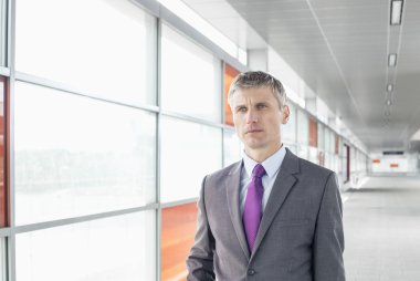 tren istasyonuna yürüyüş iş adamı