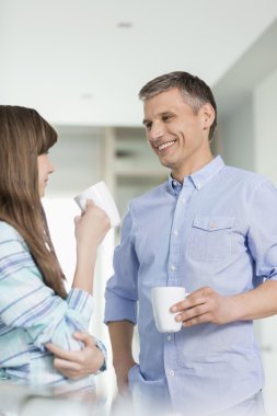 Mutlu baba ve kız birlikte kahve