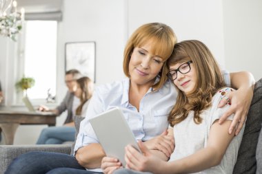 Anne ve kızı dijital tablet kullanma