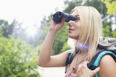 kadın hiker dürbün