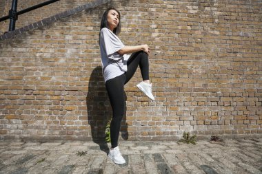 Duvara karşı uzanan kadın