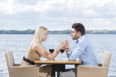 El ele tutuşan çift