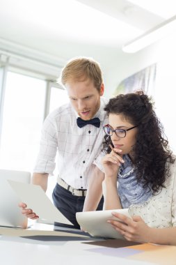 Örnekleri üzerinde tartışırken iş adamları