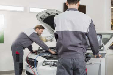 Araba inceleyerek bakım mühendisleri