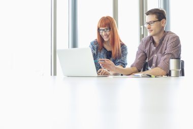 İş Meslektaşları Laptop Kullanıyor