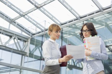 İş kadını gösteren belge