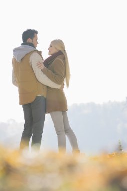 Sonbaharda sarılma Çift