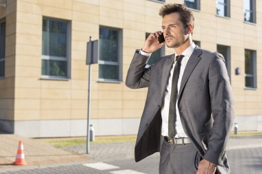 Cep telefonu kullanan bir iş adamı.