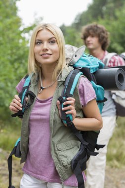 Emale backpacker uzağa arıyorsunuz