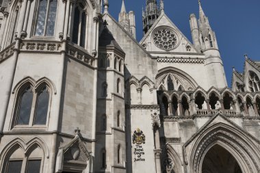 Adalet Londra'daki Kraliyet Mahkemeleri
