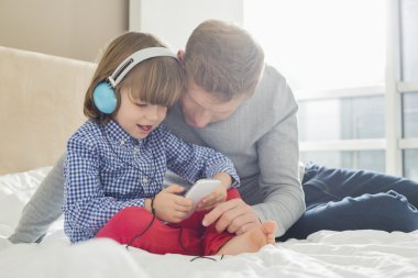 Baba ile çocuk müzik