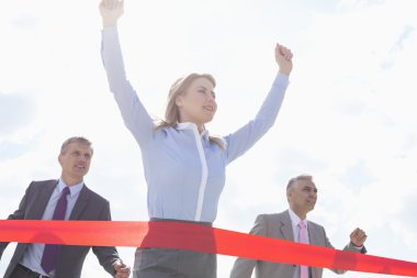 İşkadını geçiş bitiş çizgisini