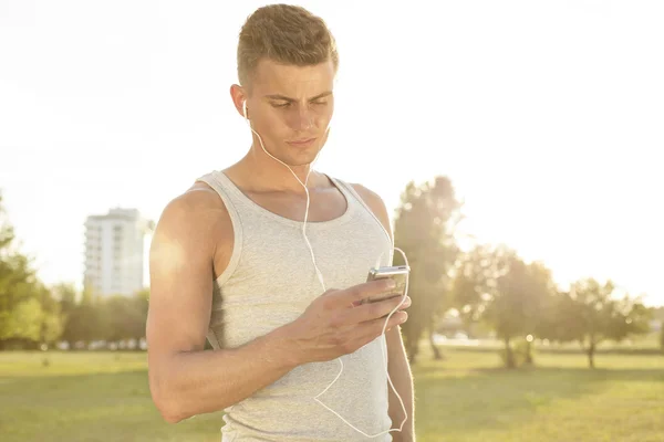 Jogger hört Musik — Stockfoto