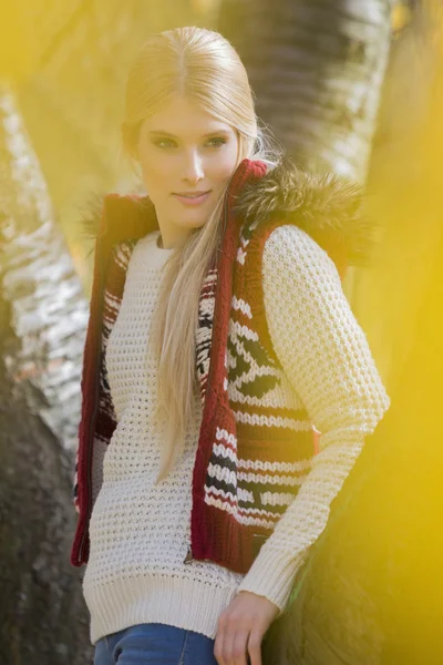 Frau im Park — Stockfoto