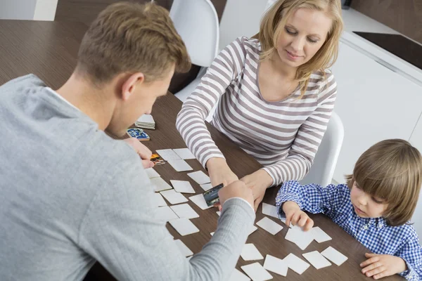 Familj med tre spelkort — Stockfoto