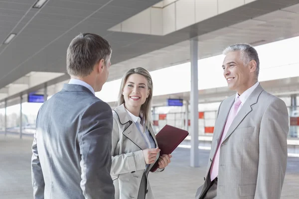 Ondernemers die met elkaar communiceren — Stockfoto