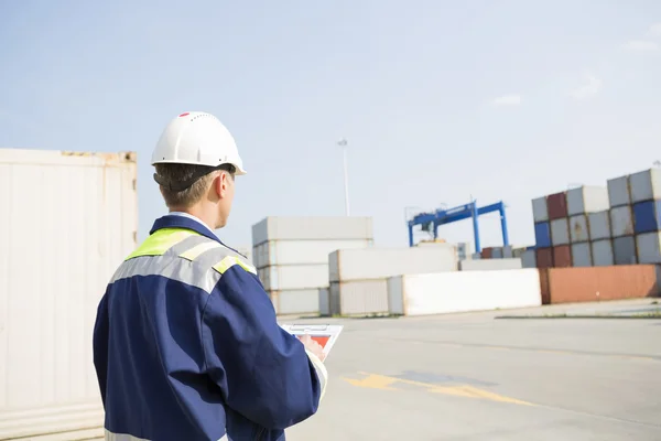 Arbeiter mit Klemmbrett stehend — Stockfoto