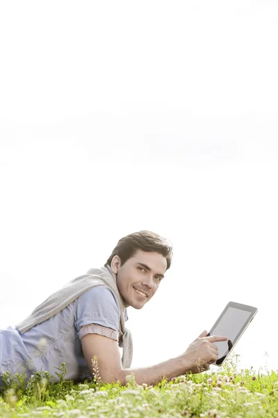 Homem usando tablet digital — Fotografia de Stock