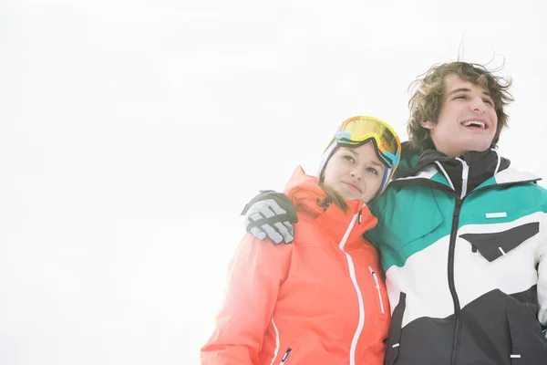 Couple debout contre un ciel dégagé — Photo