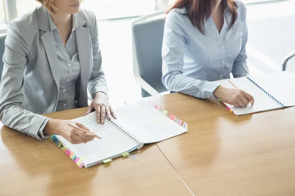 Geschäftsfrauen mit Büchern sitzen — Stockfoto