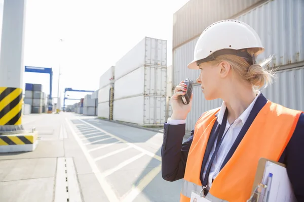 Inżynier przy użyciu walkie-talkie — Zdjęcie stockowe