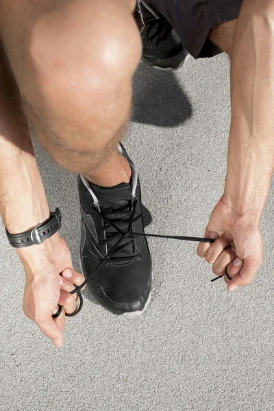 Man tying shoelace — Stock Photo, Image