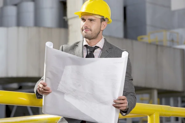 Ingeniero sosteniendo plano — Foto de Stock