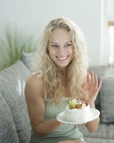 Kvinnan gester medan du håller tårta — Stockfoto