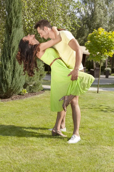 Omã jovem casal dançando — Fotografia de Stock