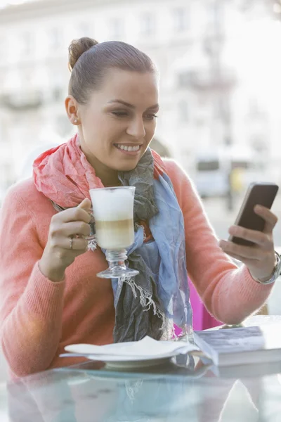 Vrouw die mobiele telefoon gebruikt — Stockfoto
