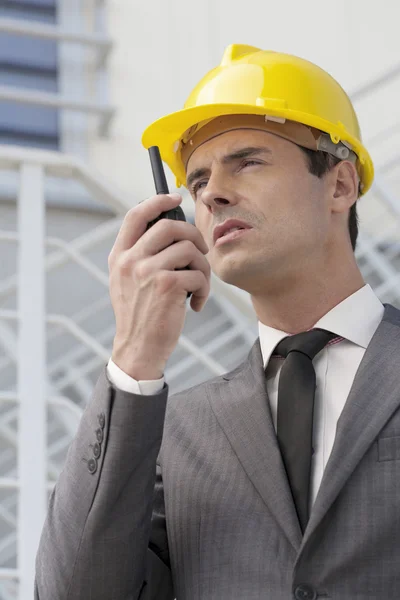 Rchitect talking on walkie-talkie — Stock Photo, Image